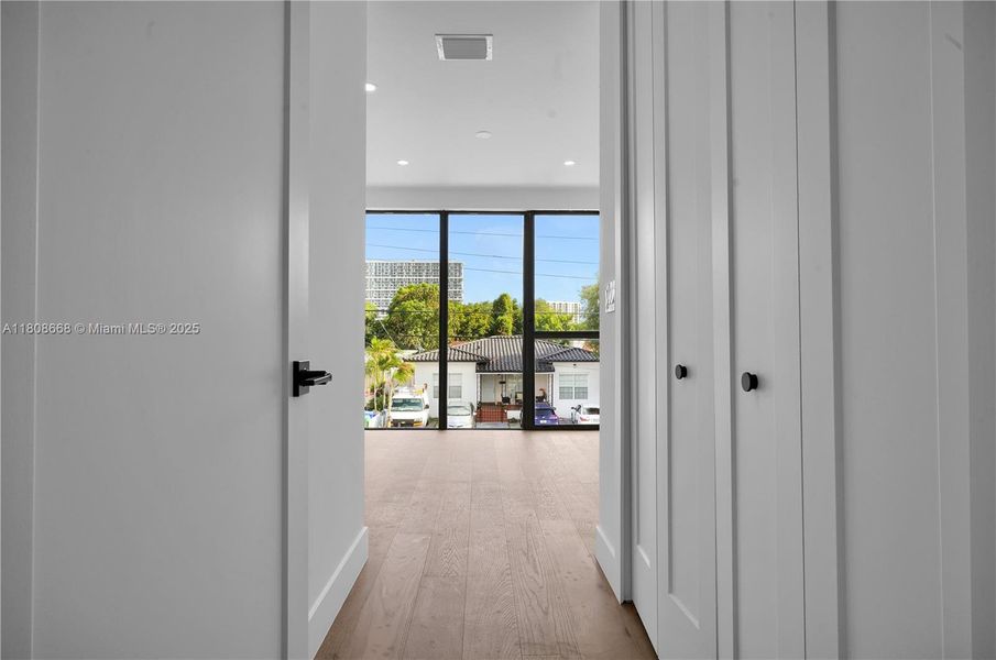 Spacious, unfurnished interior of a new home in , Miami (Image 16).