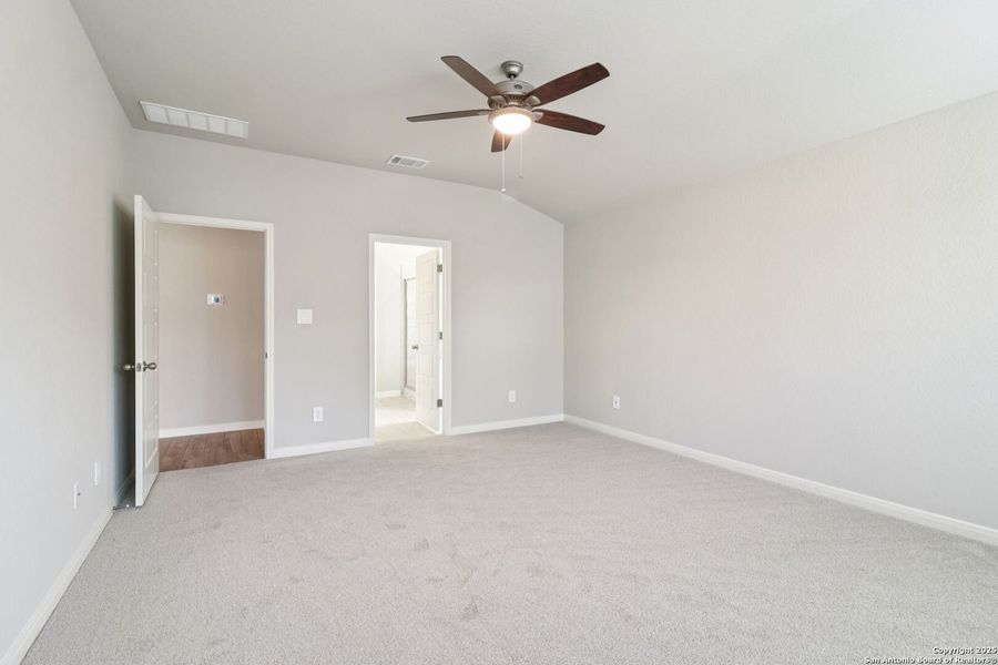 Spacious, unfurnished interior of a new home in Arcadia Ridge - Classic Series, San Antonio (Image 19).