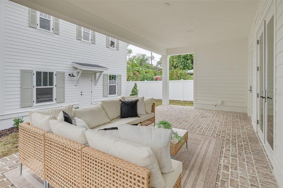 Exterior details and patio area of a home in , St. Petersburg (Image 34).