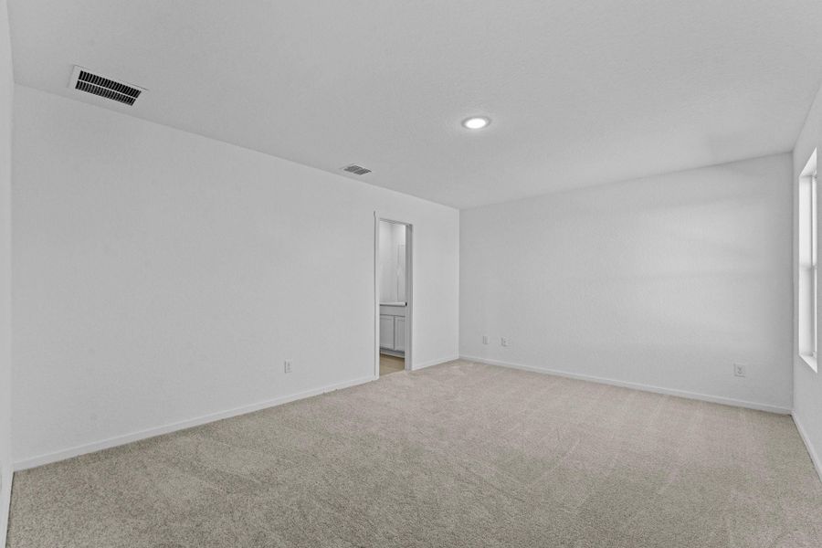Spacious, unfurnished interior of a new home in Friendship Oaks, Fredericksburg (Image 22).