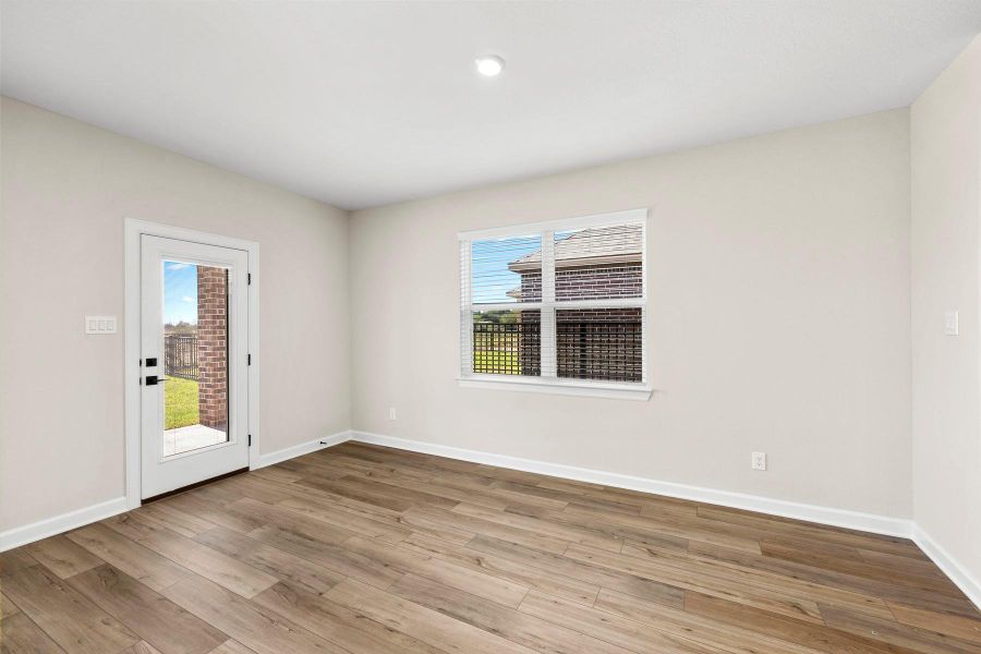 Spacious, unfurnished interior of a new home in Sunterra, Katy (Image 10).