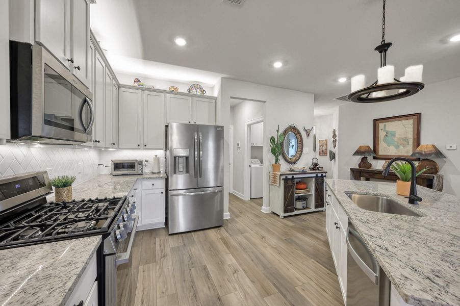 Chef-Inspired Kitchen – Upgraded 5-burner gas cooktop offers increased cooking flexibility for everyday meals andentertaining. Chef-Inspired Kitchen – Upgraded 5-burner gas cooktop offers increased cooking flexibility for everyday meals andentertaining.