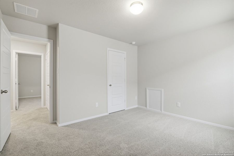 Spacious, unfurnished interior of a new home in Hunters Ranch, San Antonio (Image 37).