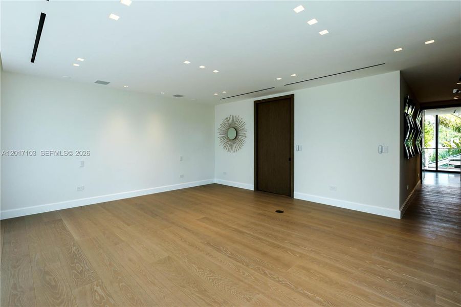 Spacious, unfurnished interior of a new home in , Miami Beach (Image 8).