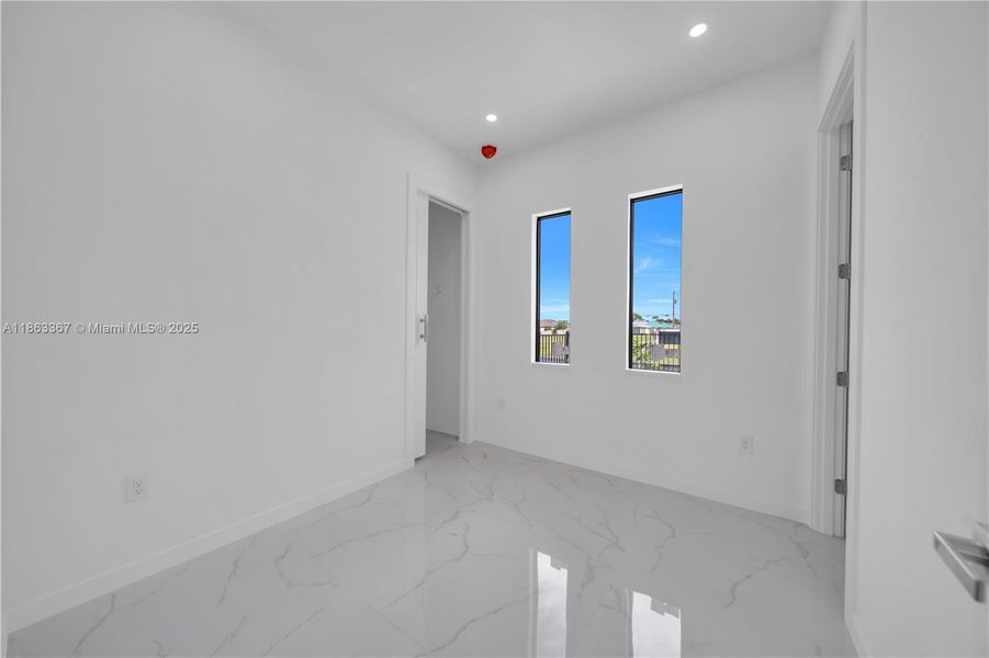 Spacious, unfurnished interior of a new home in , Cape Coral (Image 8).