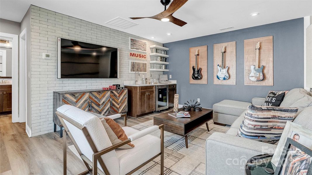 Model photo used for reference