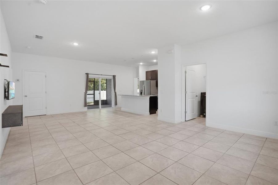 Spacious, unfurnished interior of a new home in , Kissimmee (Image 15).