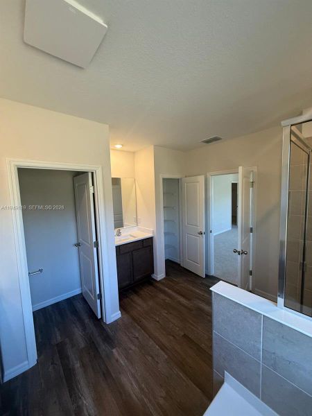 Spacious, unfurnished interior of a new home in , Land O' Lakes (Image 11).