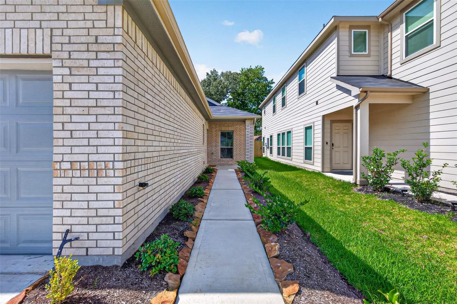 Exterior details and patio area of a home in Woodland Lakes, Huffman (Image 2).