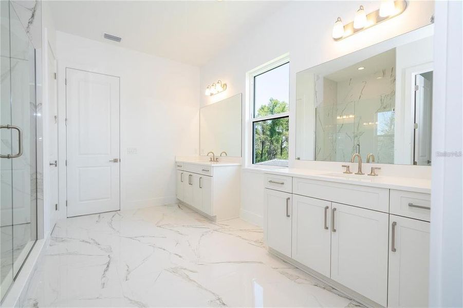 Furnished interior view inside a new home in , Montverde (Image 9).