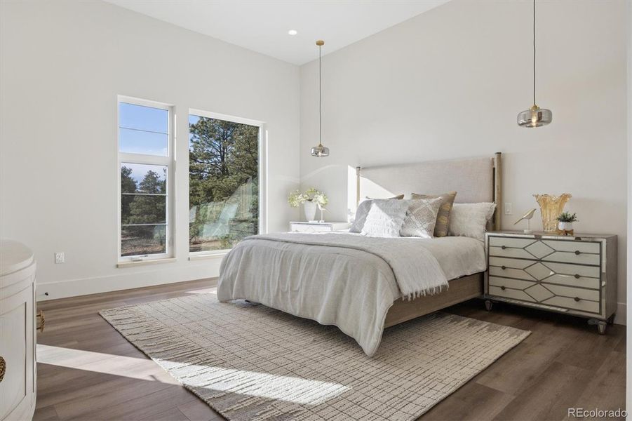 Primary suite w/access to back deck