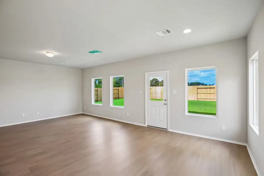Spacious, unfurnished interior of a new home in Sorella, Tomball (Image 11).