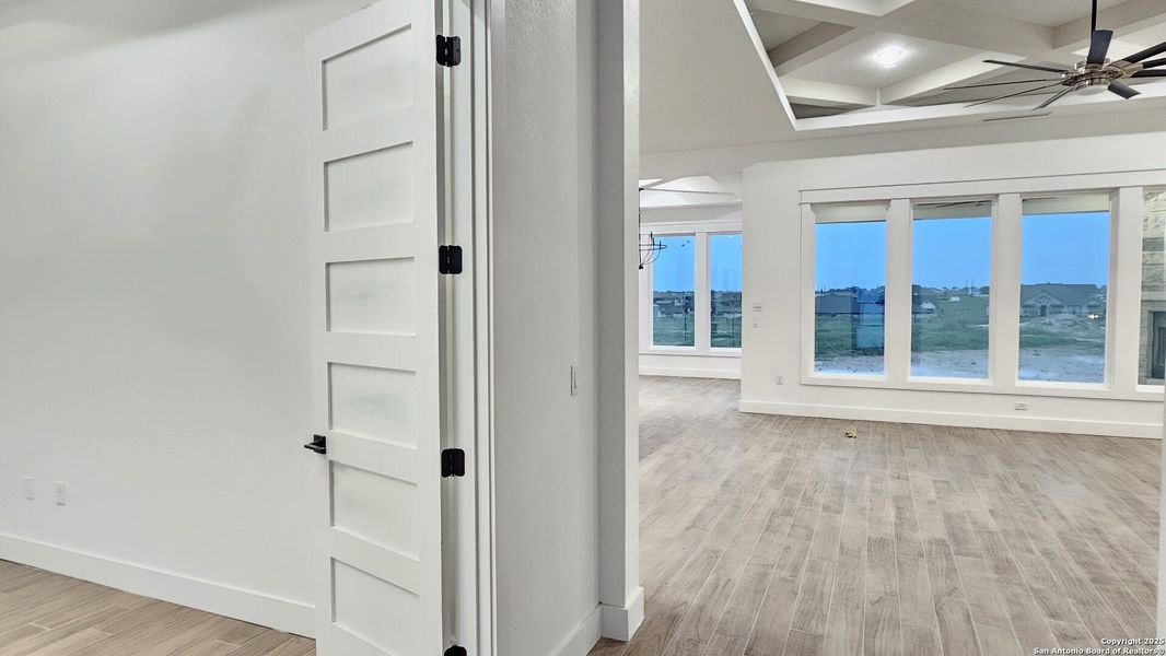 Spacious, unfurnished interior of a new home in , La Vernia (Image 24).