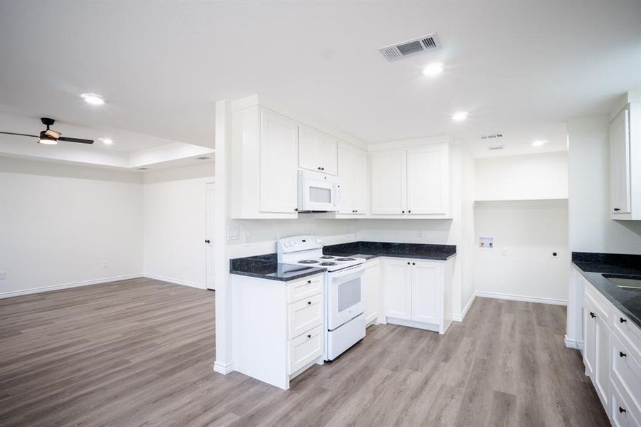 Furnished interior view inside a new home in , Mexia (Image 4).
