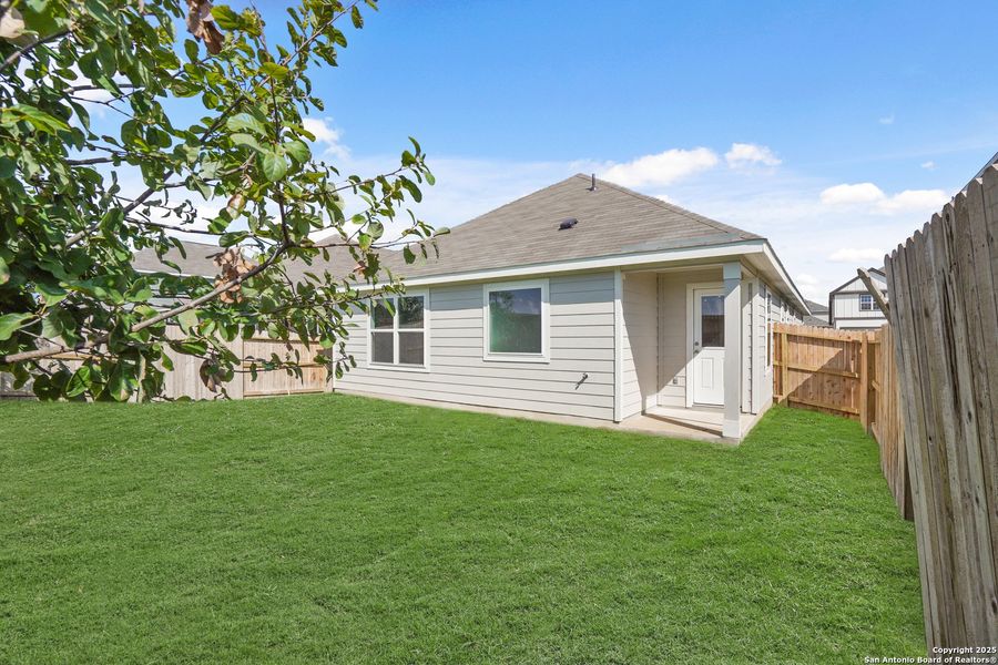 Exterior details and patio area of a home in Timber Creek, San Antonio (Image 4).