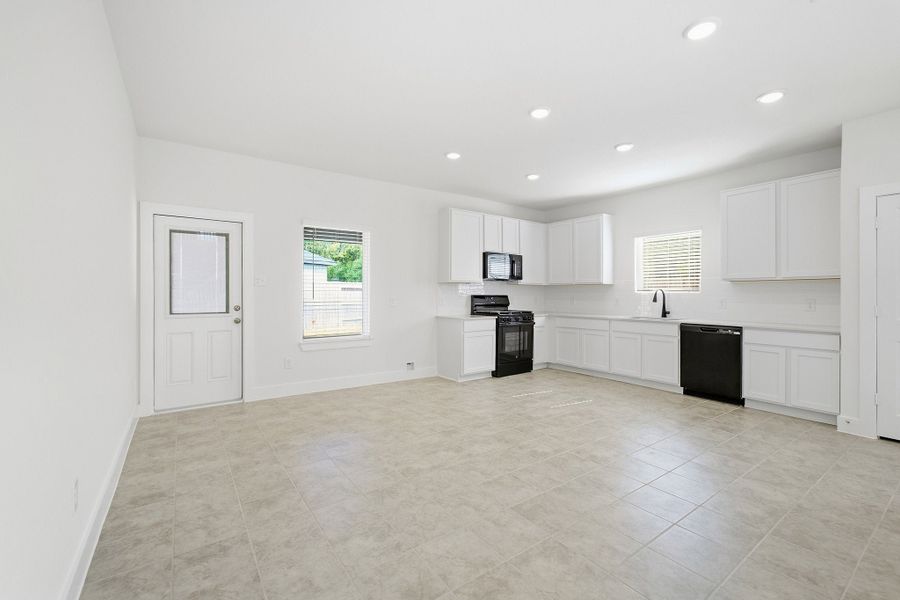 Spacious, unfurnished interior of a new home in Pecan Estates, Crosby (Image 51).