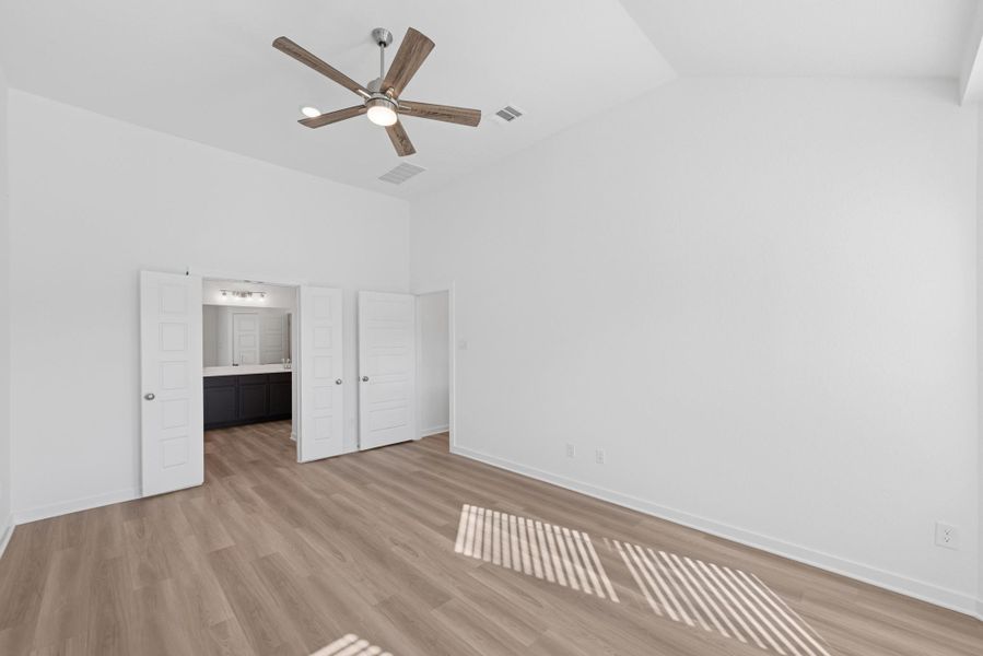 Spacious, unfurnished interior of a new home in Miller's Pond, Rosenberg (Image 12).