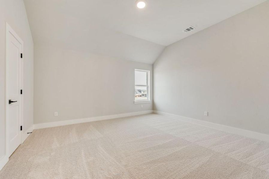 Spacious, unfurnished interior of a new home in Somerset Park, Rockwall (Image 40).