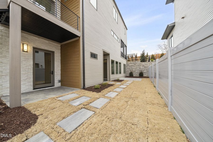 39 - 407 Waldo - Walkway to Front