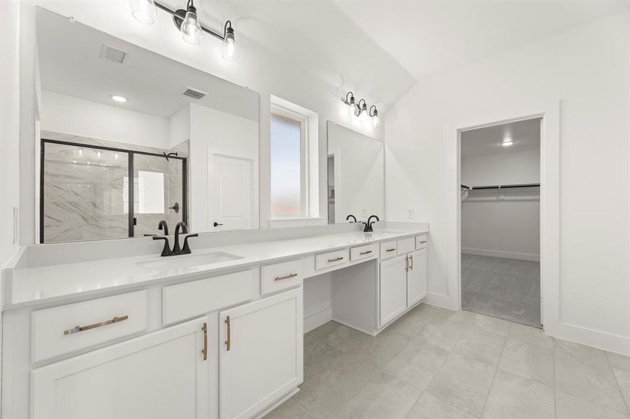 17. 4100 Explorer - Bath (2)