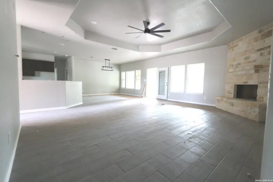 Spacious, unfurnished interior of a new home in , La Vernia (Image 4).