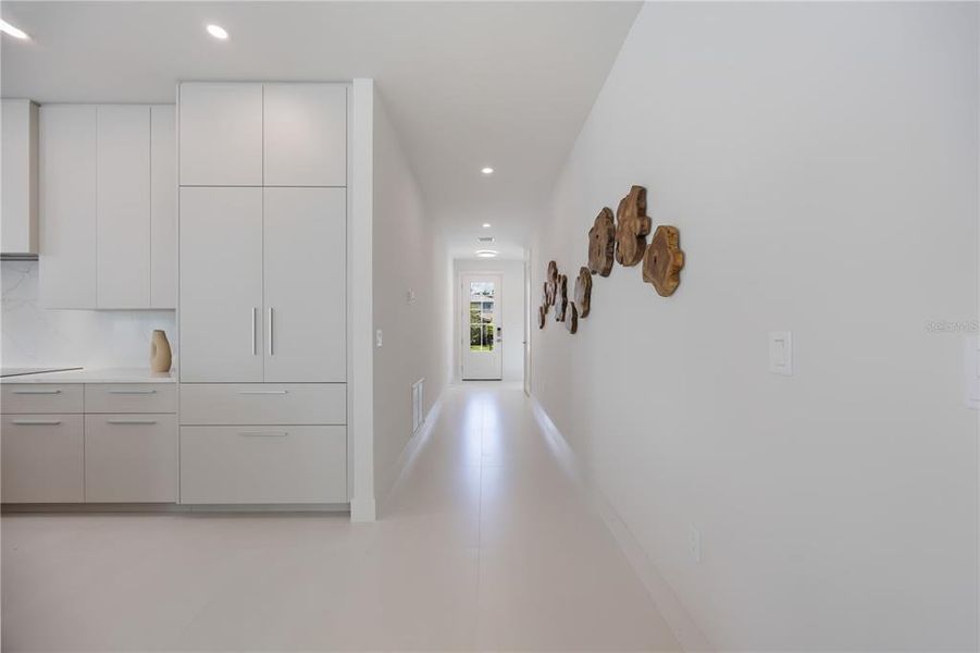 Spacious, unfurnished interior of a new home in , Sarasota (Image 24).