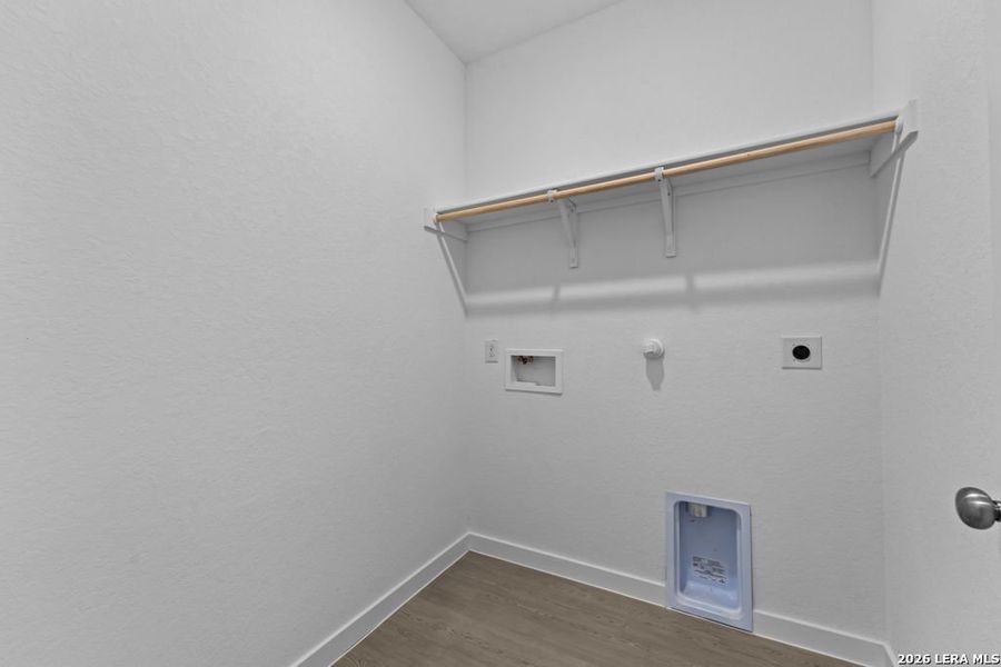 Spacious, unfurnished interior of a new home in Espada, San Antonio (Image 13).