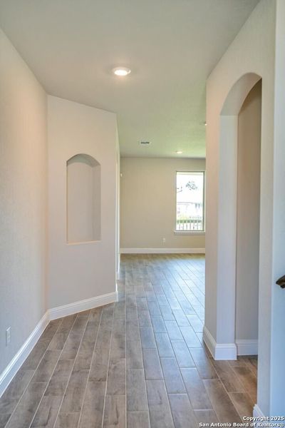 Spacious, unfurnished interior of a new home in Elkhorn Ridge, Fair Oaks Ranch (Image 10).