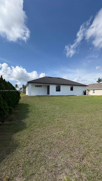 Exterior details and patio area of a home in , Cape Coral (Image 14).