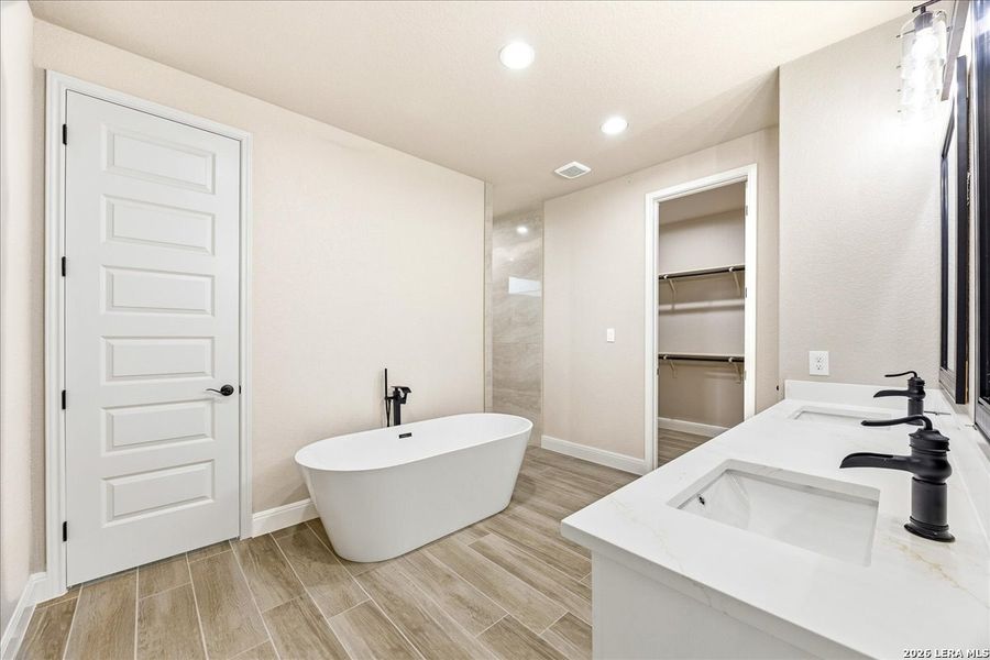 Furnished interior view inside a new home in , La Vernia (Image 10).