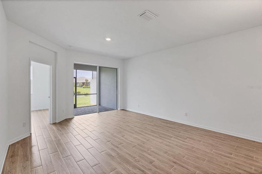Spacious, unfurnished interior of a new home in Sweetwater at Lakewood Ranch, Bradenton (Image 36).