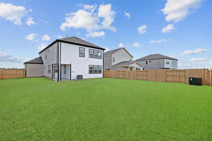Exterior details and patio area of a home in Creekhaven, Iowa Colony (Image 24).