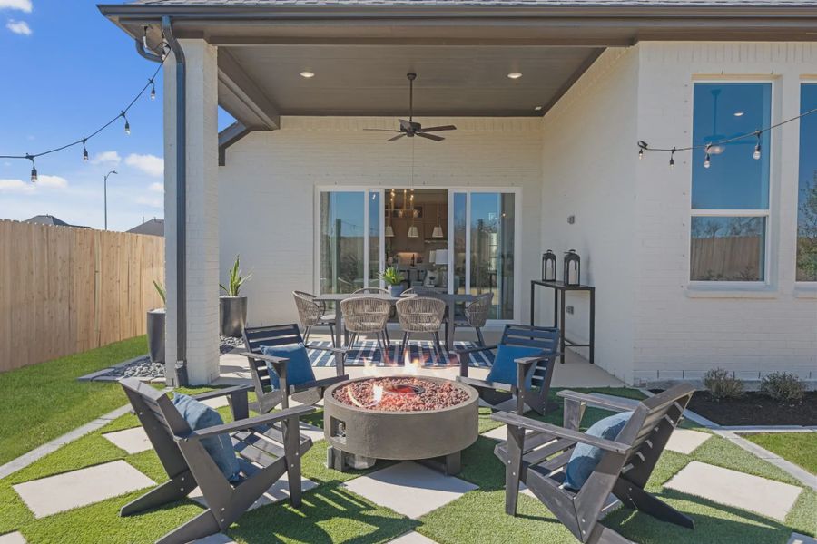 Representative exterior details of a home built from the Aventura by Chesmar Homes in Beacon Point, Texas City (Image 29).