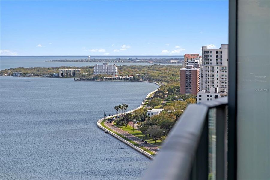 Condo located in Tampa, FL showcasing its design and architecture (Image 37).