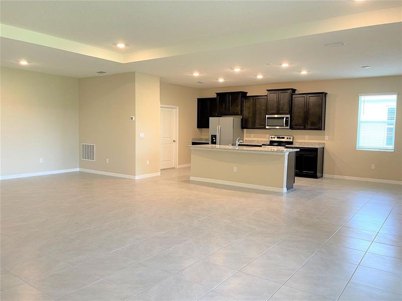 Spacious, unfurnished interior of a new home in , Dade City (Image 16).