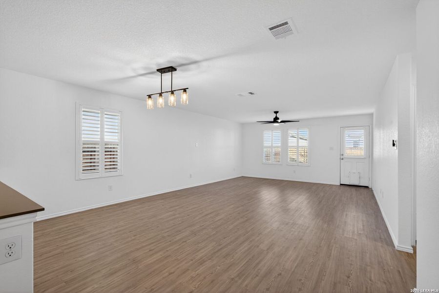 Spacious, unfurnished interior of a new home in Hidden Trails, Bulverde (Image 8).