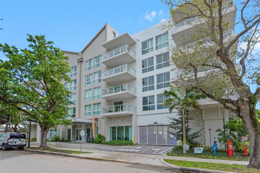 Condo located in Hollywood, FL showcasing its design and architecture (Image 4).