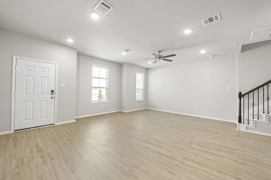 Spacious, unfurnished interior of a new home in Sierra Vista Townhomes, Rosharon (Image 10).