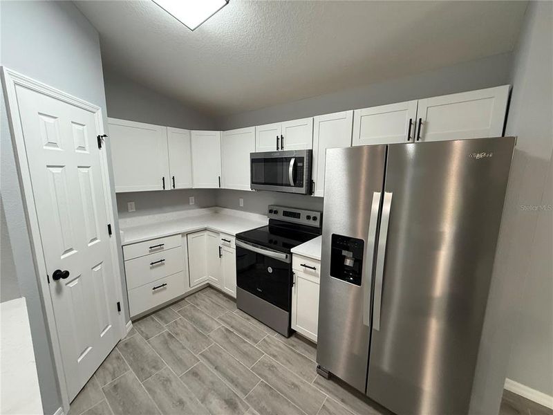 Spacious, unfurnished interior of a new home in , Ocala (Image 7).