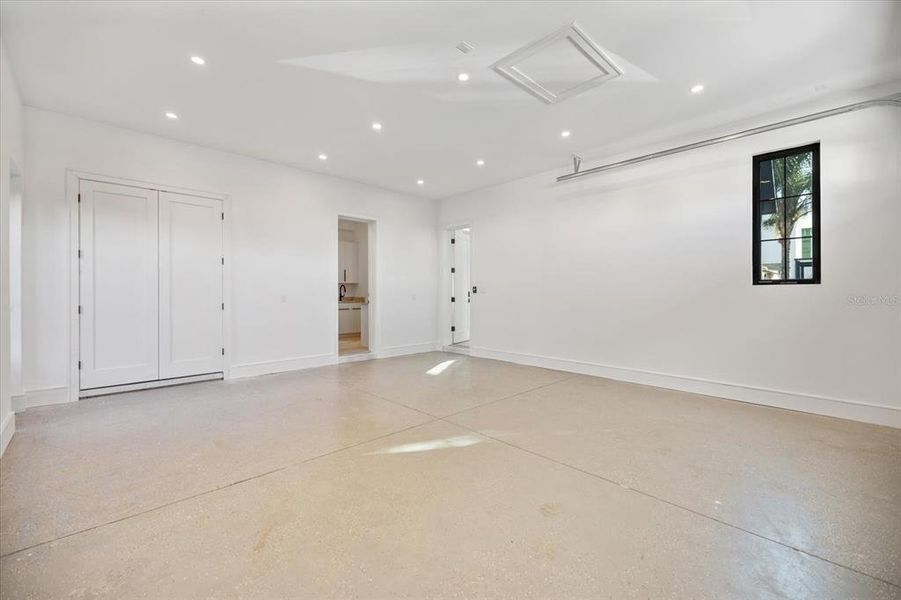 Spacious, unfurnished interior of a new home in , Sarasota (Image 22).