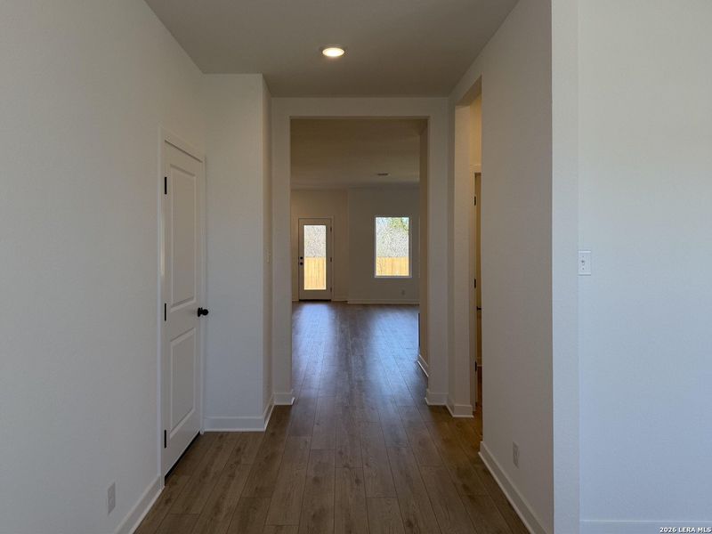 Spacious, unfurnished interior of a new home in Nopal Valley, San Antonio (Image 27).