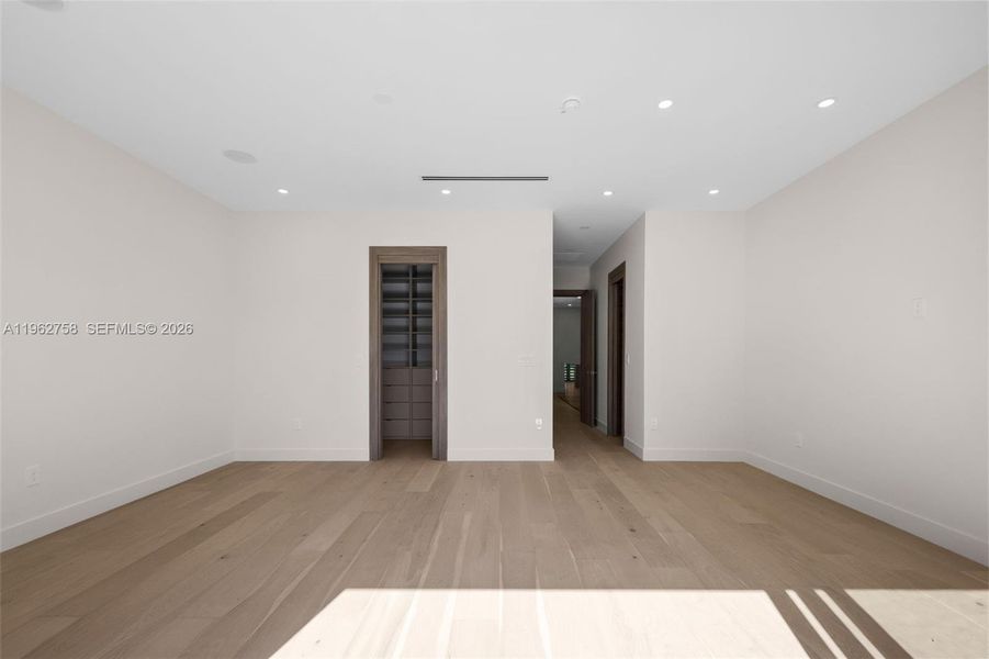 Spacious, unfurnished interior of a new home in , Miami (Image 67).