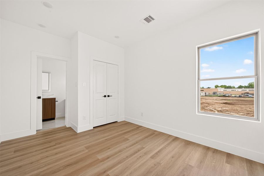 Spacious, unfurnished interior of a new home in , Houston (Image 21).
