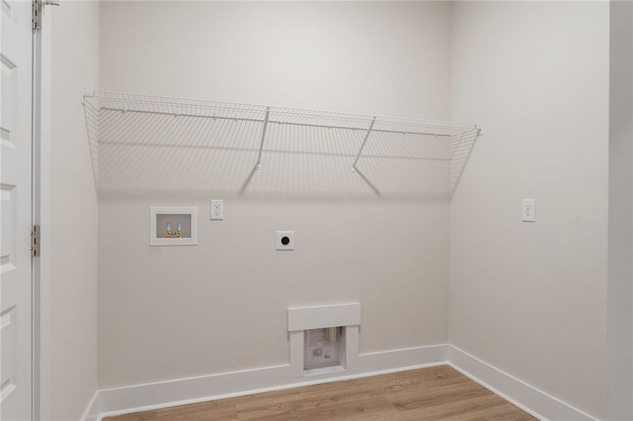 Spacious, unfurnished interior of a new home in Eagle Creek, Central (Image 17).