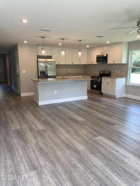 Spacious, unfurnished interior of a new home in , Jacksonville (Image 10).