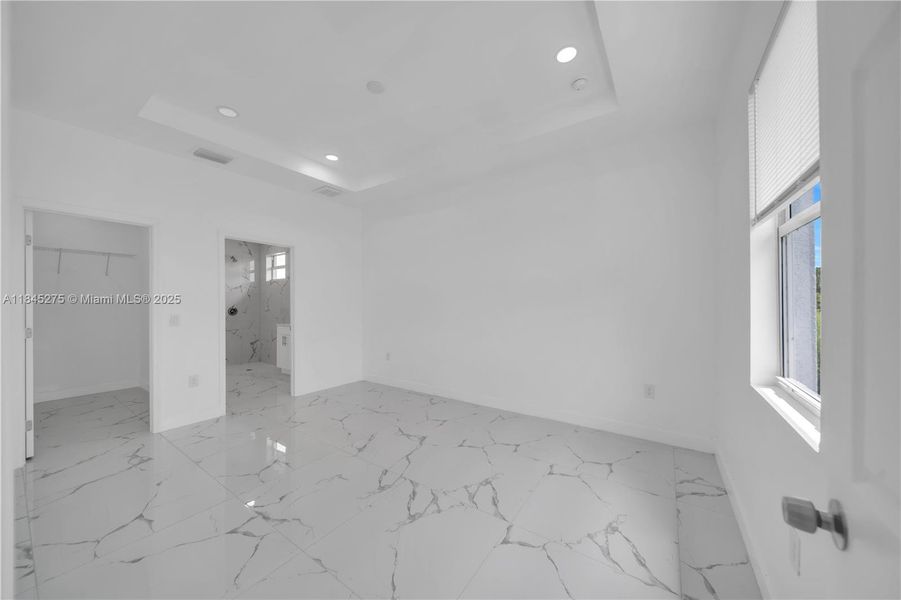 Spacious, unfurnished interior of a new home in , Lehigh Acres (Image 12).