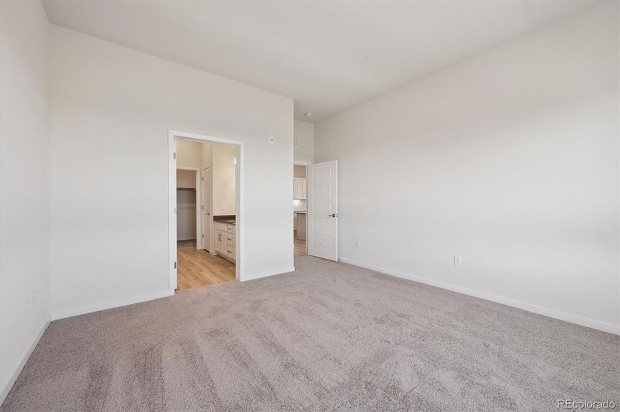 Spacious, unfurnished interior of a new home in Condo Collection at Grand Vue at Interlocken, Broomfield (Image 10).