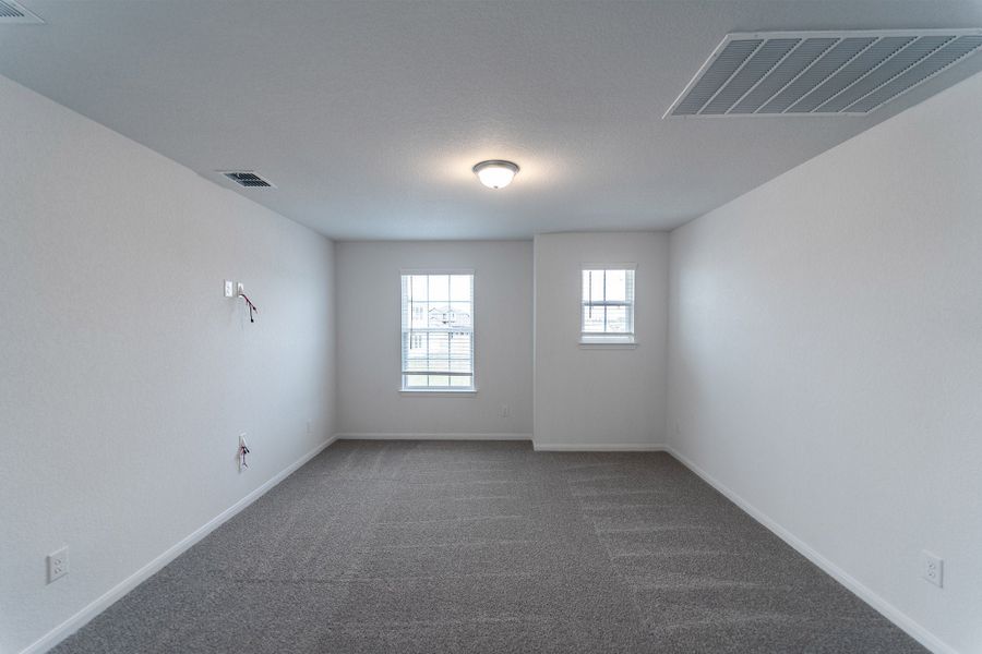 Spacious, unfurnished interior of a new home in Mesa Vista, San Antonio (Image 18).