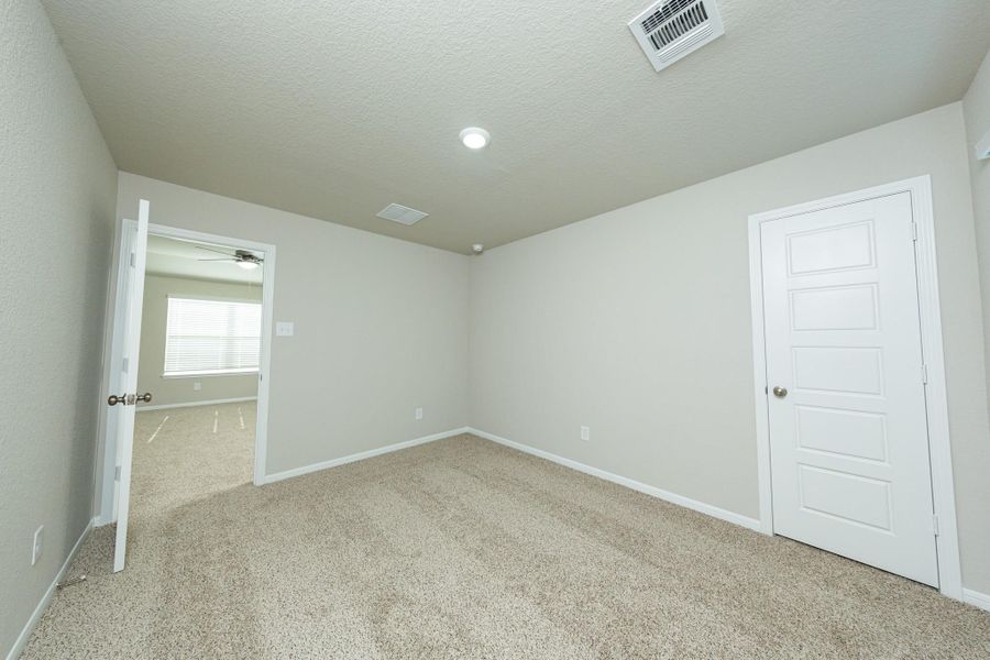 Spacious, unfurnished interior of a new home in Mackenzie Creek, Conroe (Image 12).
