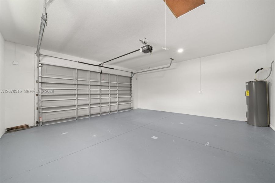 Spacious, unfurnished interior of a new home in , Sebring (Image 49).